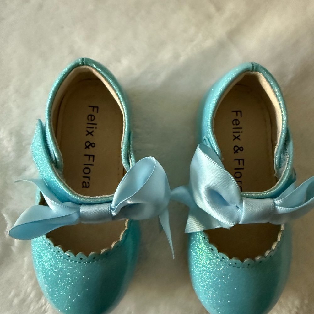 Felix and Flora Blue Glitter Bows Patent Leather Mary Jane Shoes 13.5 girls - Picture 2 of 5